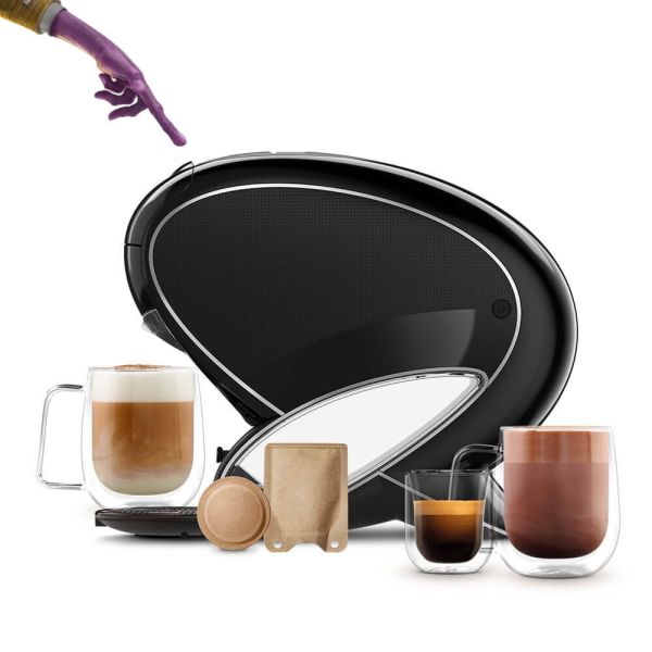 Dedo de alienígena a tocar na NEO Latte, com bebidas NEO, cápsula e saqueta ao redor