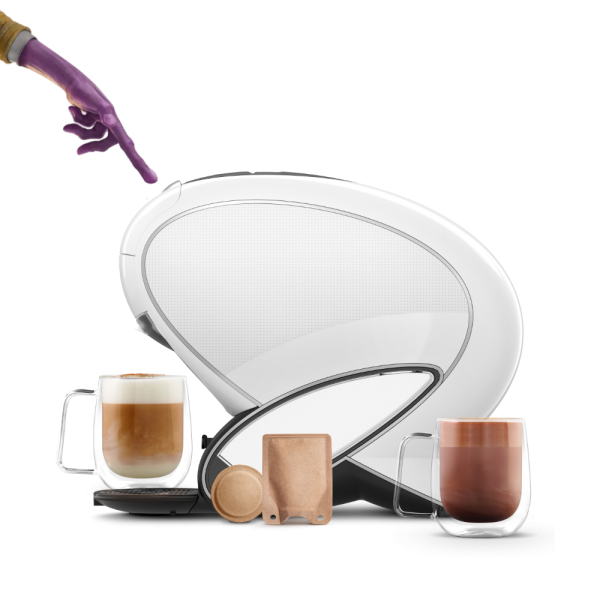 Dedo de alienígena a tocar na NEO Latte, com bebidas NEO, cápsula e saqueta ao redor