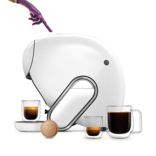 Dedo de alienígena a tocar na NEO Caffè, com bebidas NEO e cápsulas ao redor.