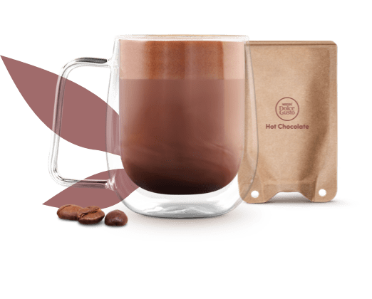 Caneca com chocolate quente ao lado de uma saqueta &agrave; base de papel