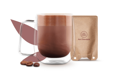 Caneca com chocolate quente ao lado de uma saqueta &agrave; base de papel