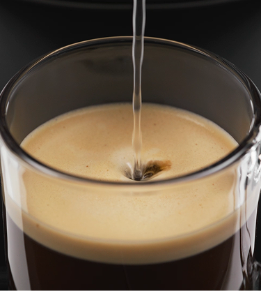 Grande plano de um café americano a ser preparado.