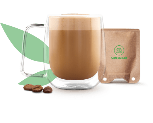 Café com leite numa caneca ao lado de uma saqueta Café com leite numa caneca ao lado de uma saqueta