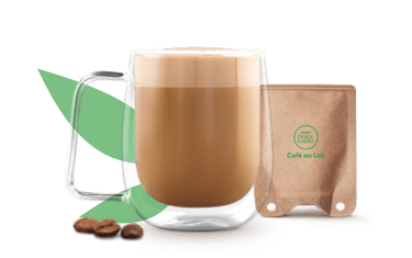 Café com leite numa caneca ao lado de uma saqueta Café com leite numa caneca ao lado de uma saqueta