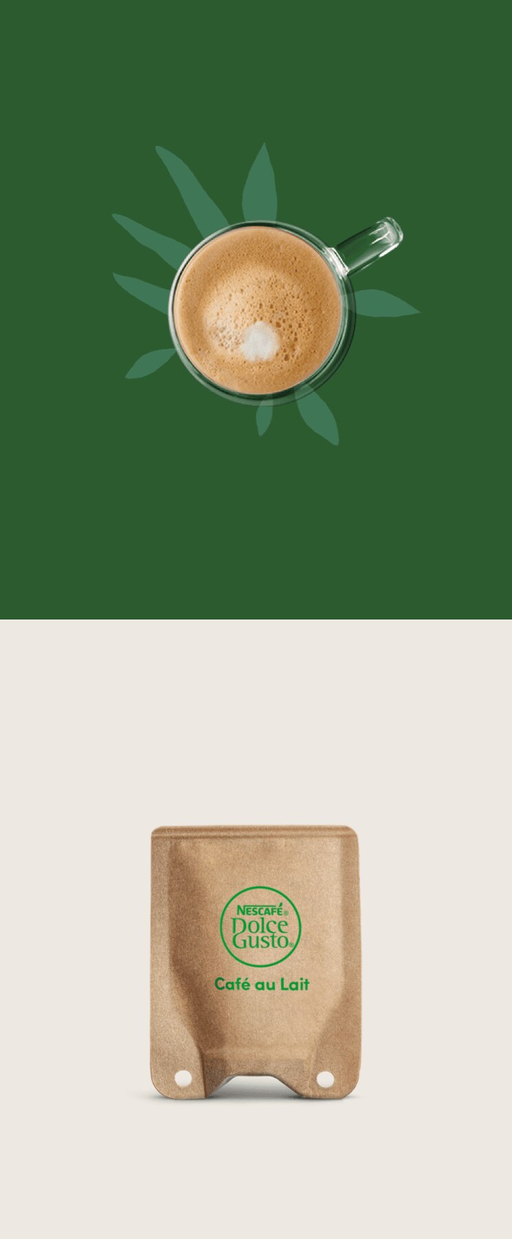 Copo de vidro com café visto de cima, antes de uma cápsula e uma saqueta num fundo claro Copo de vidro com café visto de cima, antes de uma cápsula e uma saqueta num fundo claro