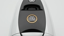 Topo de M&aacute;quina NESCAF&Eacute;&reg; Dolce Gusto&reg; NEO com bot&atilde;o laranja