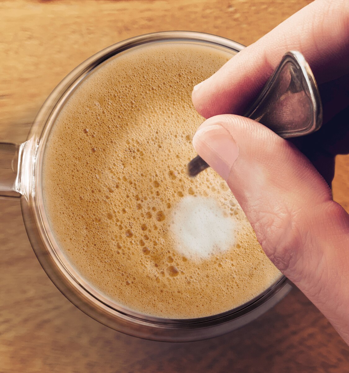 Café com leite numa caneca ao lado de uma saqueta Café com leite numa caneca ao lado de uma saqueta