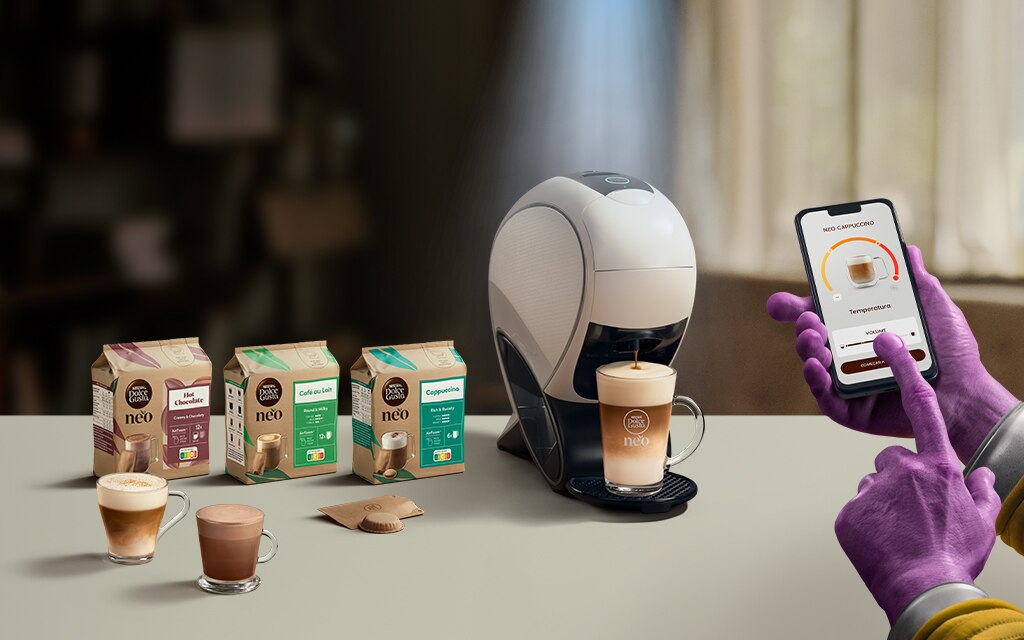 Uma mão alienígena a usar a aplicação NESCAFÉ® Dolce Gusto® para personalizar o seu café. NEO, máquina smart latte, pack de café e bebidas.