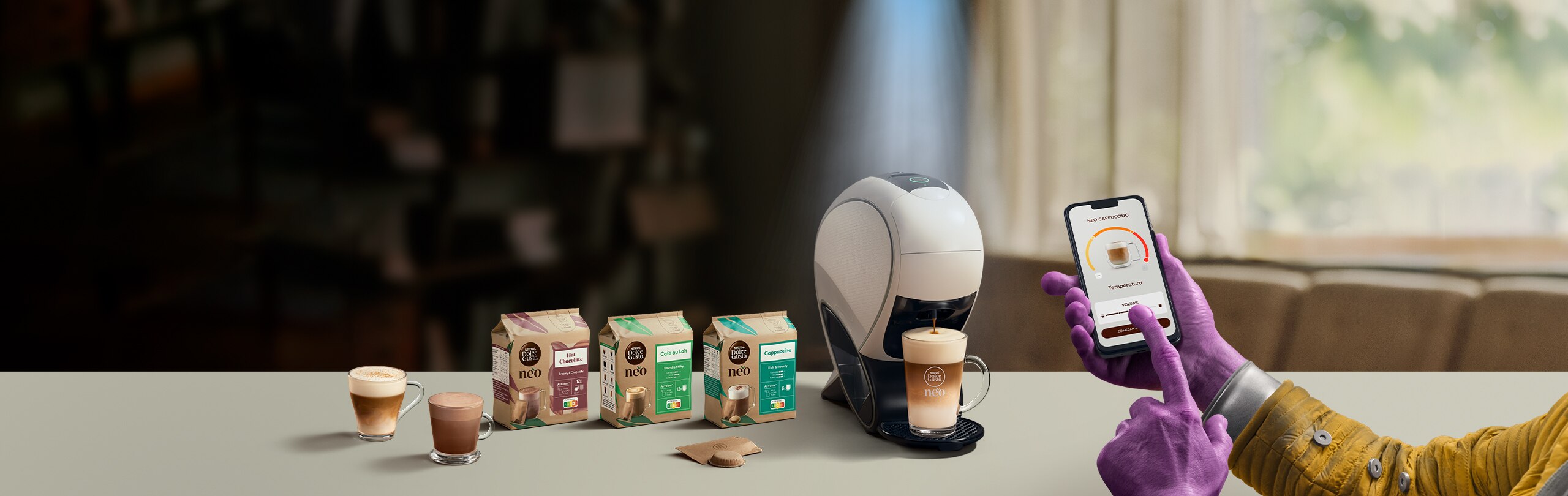 Uma mão alienígena a usar a aplicação NESCAFÉ® Dolce Gusto® para personalizar o seu café. NEO, máquina smart latte, pack de café e bebidas.