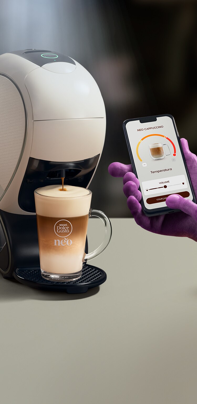Uma mão alienígena a usar a aplicação NESCAFÉ® Dolce Gusto® para personalizar o seu café. NEO, máquina smart latte, pack de café e bebidas.