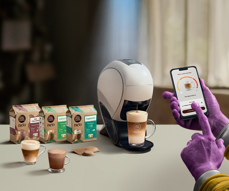 Uma mão alienígena a usar a aplicação NESCAFÉ® Dolce Gusto® para personalizar o seu café. NEO, máquina smart latte, pack de café e bebidas.