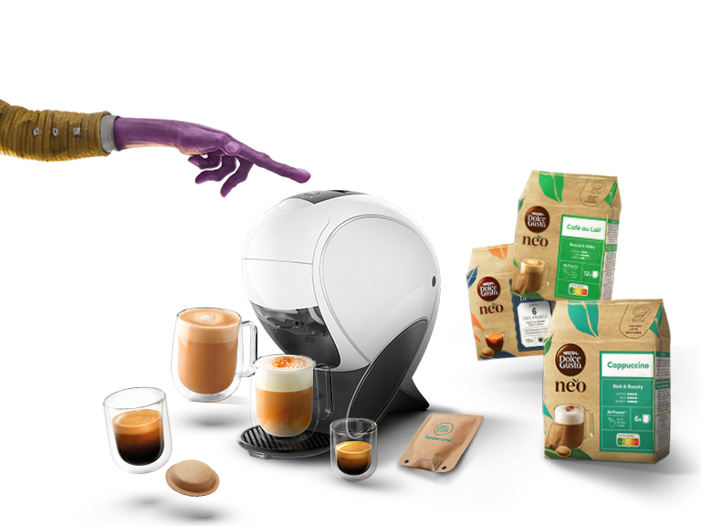 Uma máquina de café NEO Latte em branco, acompanhada por diferentes bebidas e packs.