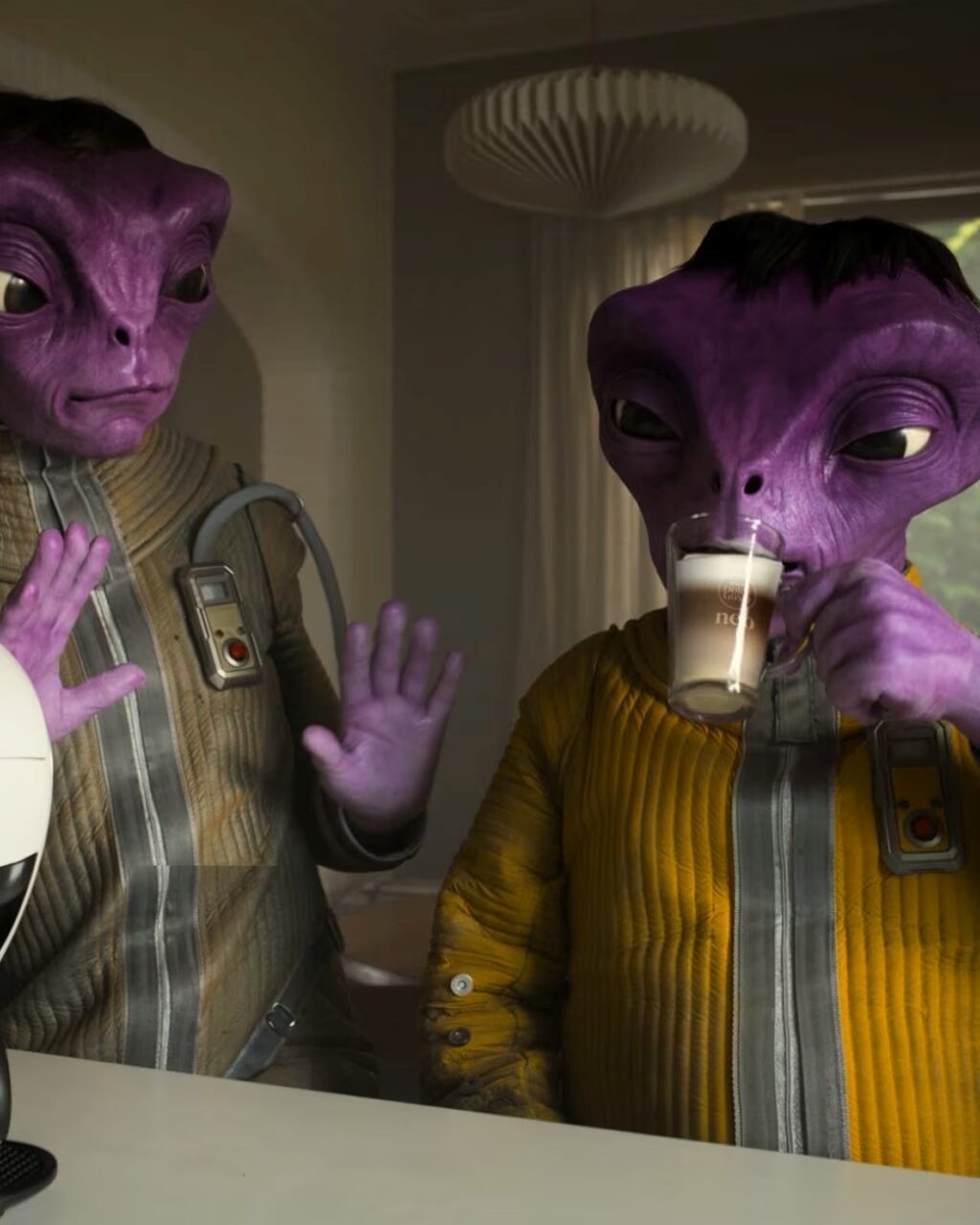 Vídeo de alienígenas a saborear café ou a escolher variedades, com extração de café numa máquina NEO Latte.
