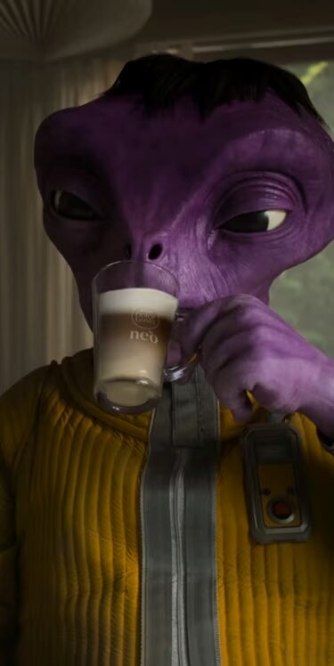 Miniatura de vídeo da campanha NEO Latte, com a máquina NEO Latte e duas figuras alienígenas.