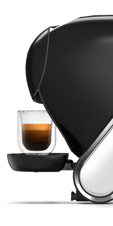 Comparação frente a frente entre a máquina de café NEO Latte em branco e a máquina NEO Caffè em preto, com o dedo de um alienígena a pairar entre as duas.