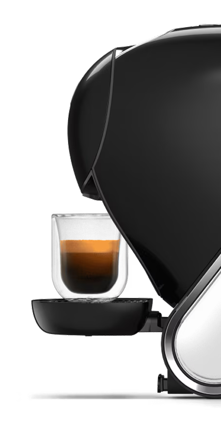 Comparação frente a frente entre a máquina de café NEO Latte em branco e a máquina NEO Caffè em preto, com o dedo de um alienígena a pairar entre as duas.