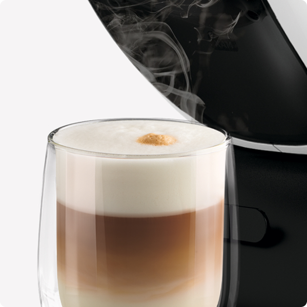 Latte macchiato preparado pela NEO Latte com vapor vis&iacute;vel
